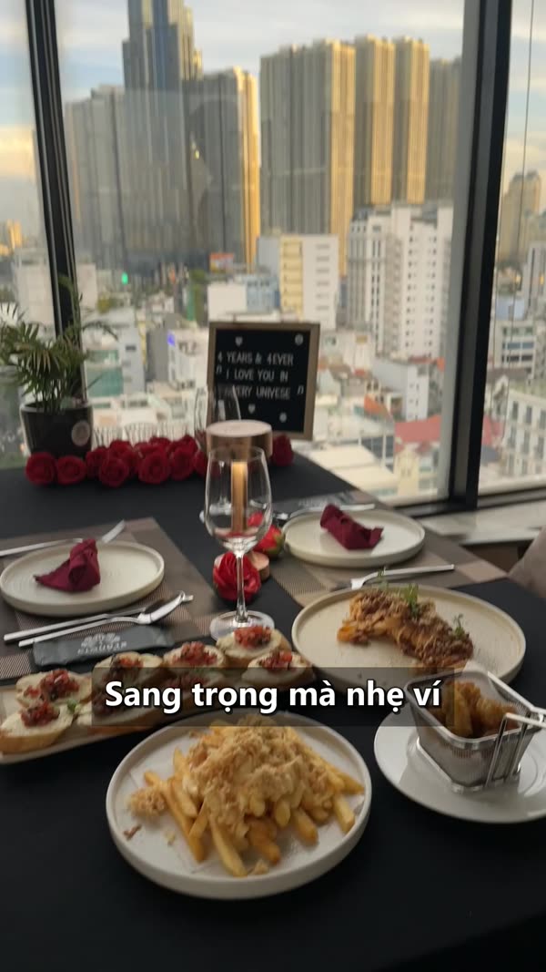 Bàn tiệc kỷ niệm decor hoa hồng bên cửa kính tại Cloud12