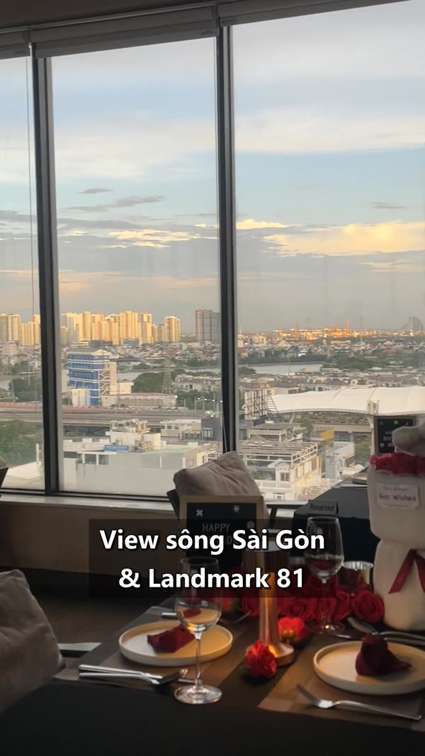Khung hình video TikTok Cloud12: bàn decor bên cửa kính, chữ View sông Sài Gòn & Landmark 81